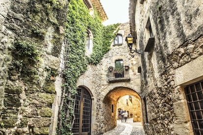 El centro histórico de Pals (Girona) se levanta sobre una colina rodeada de llanuras.