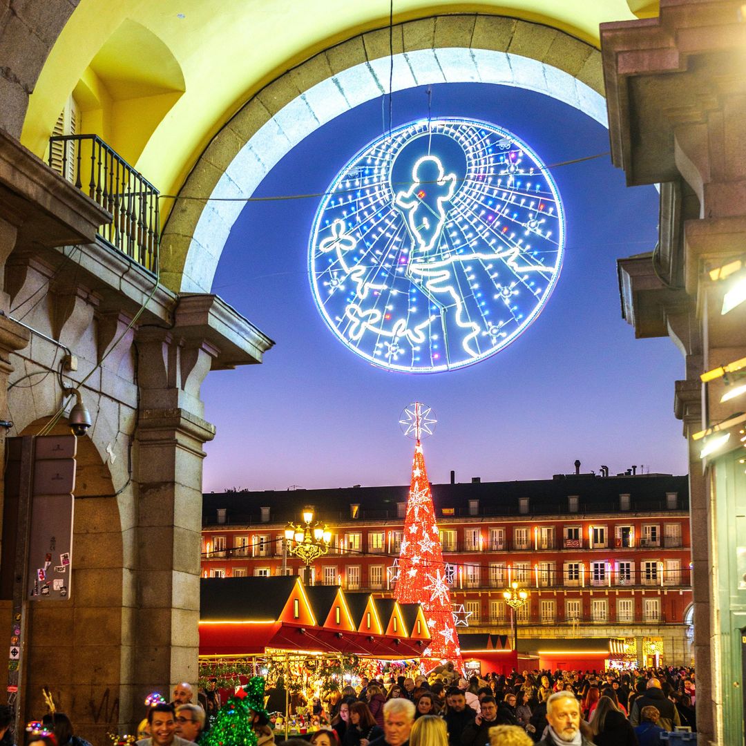 Arco de la Calle de la Sal, entrada a la Plaza Mayor en Navidad, Madrid