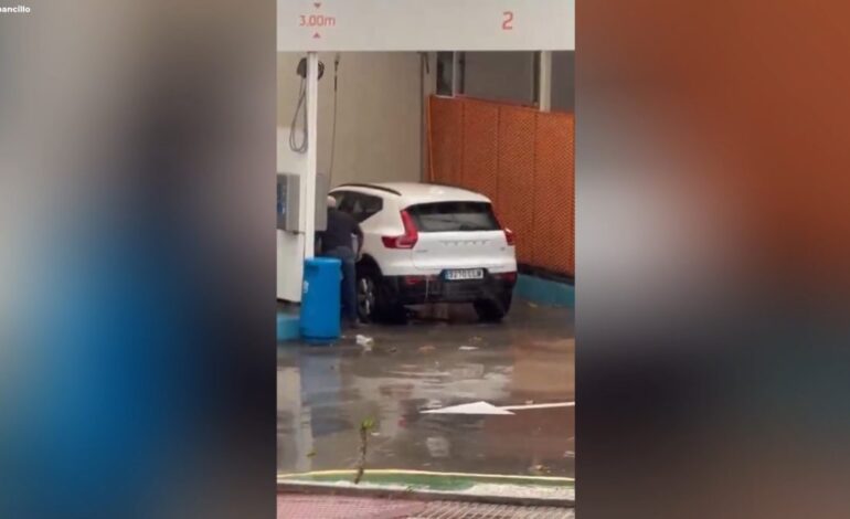 Llueve a cántaros en Málaga y un hombre decide que es buena idea lavar su coche: “En qué cabeza cabe”