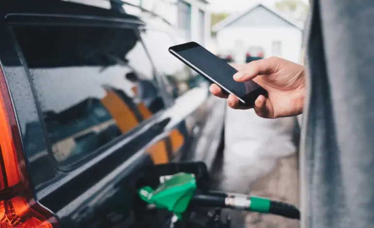 Gestos que debes evitar cuando estás llenando el depósito de tu coche