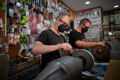 José et Alejandro Suárez travaillent à la Cuchillería J. Ruiz, à Grenade.