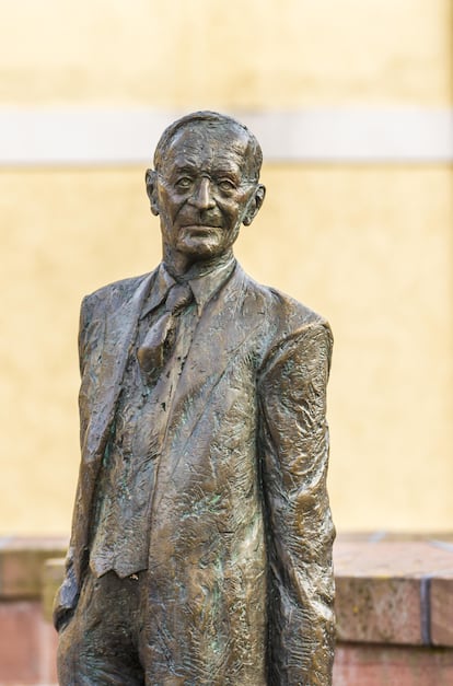 La escultura de bronce del poeta Hermann Hesse en el puente de piedra de San Nicolás en la localidad de Calw (Alemania).