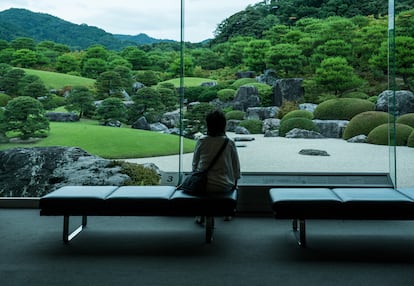 Vista del jardín diseñado por Kinsaku Nakane desde una de las salas del Museo de Arte Adachi.