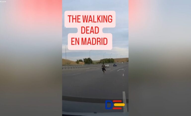 “The Walking Dead en Madrid”: la insólita imagen de un hombre caminando en plena autopista