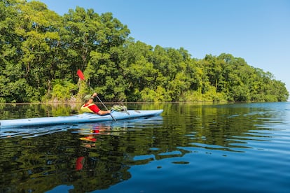 Un kayak cruzando la Laguna de Cacao, una pequeña laguna de aproximadamente un kilómetro cuadrado en el Parque Nacional Número de Dios (Honduras).