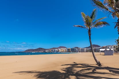 La excelente playa urbana de Las Canteras (Las Palmas de Gran Canària).