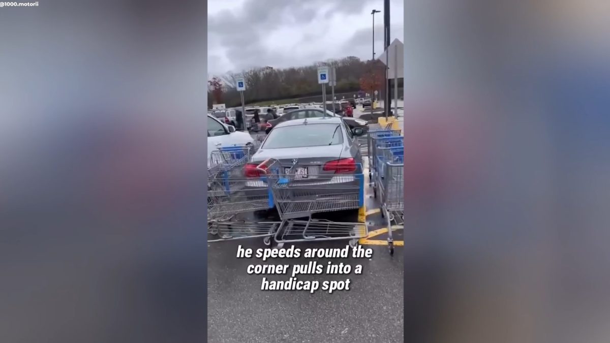 La venganza de un ciudadano contra este conductor: coloca carritos de la compra alrededor de su coche por este motivo