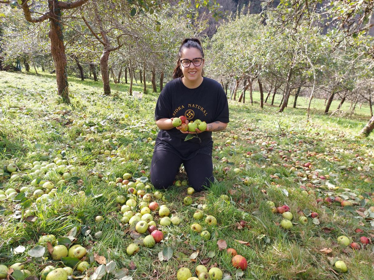 María Lorido muestra las manzanas de su pomarada.