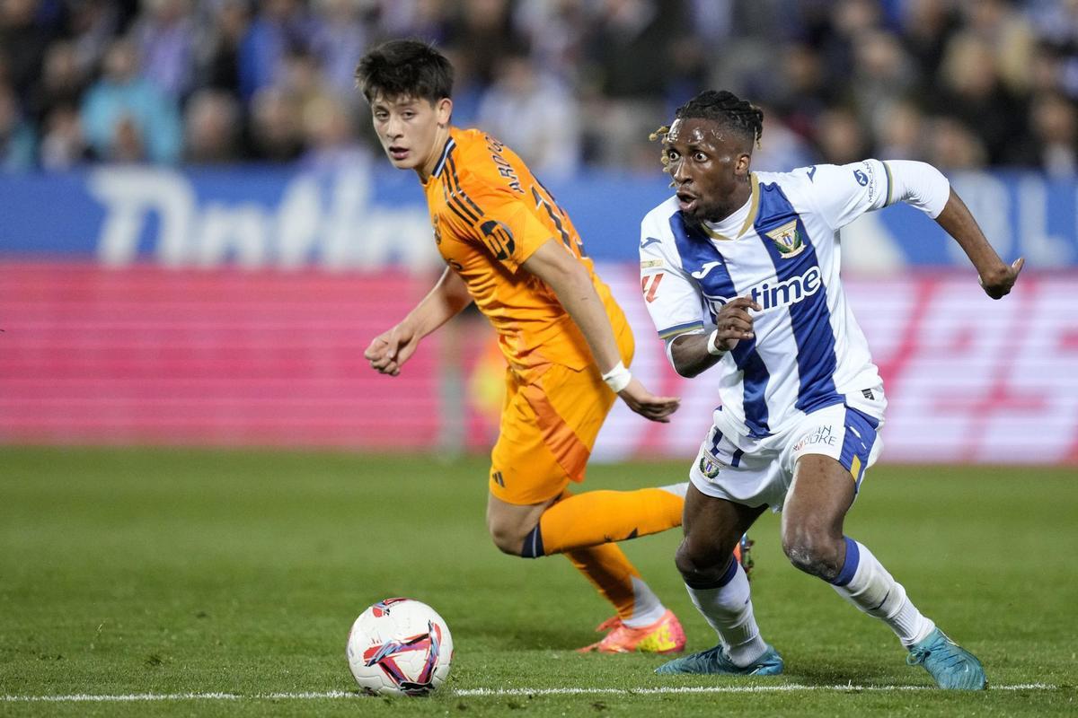 Arda Güler, jugador del Real Madrid, ante Yves Nevou, del Leganés.