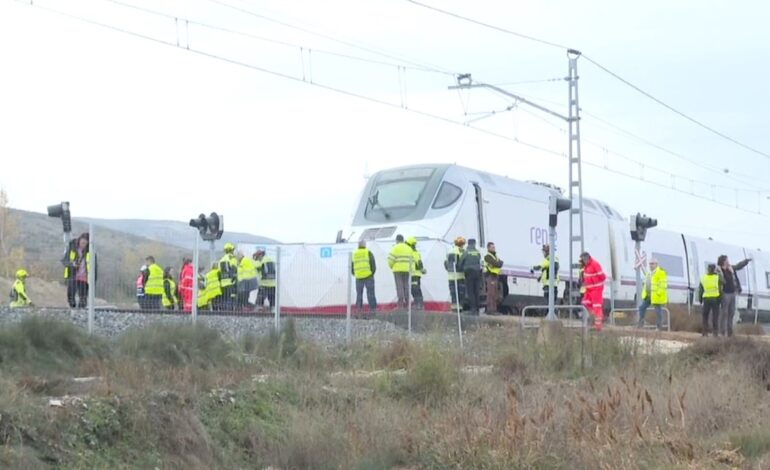 Dos trabajadores del AVE mueren en el accidente de un tren Alvia con un coche en un paso a nivel en Husillos, Palencia