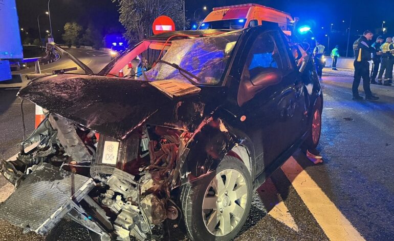 pierde el control del coche y arrolla a 2 jóvenes que esperaban al autobús en Madrid