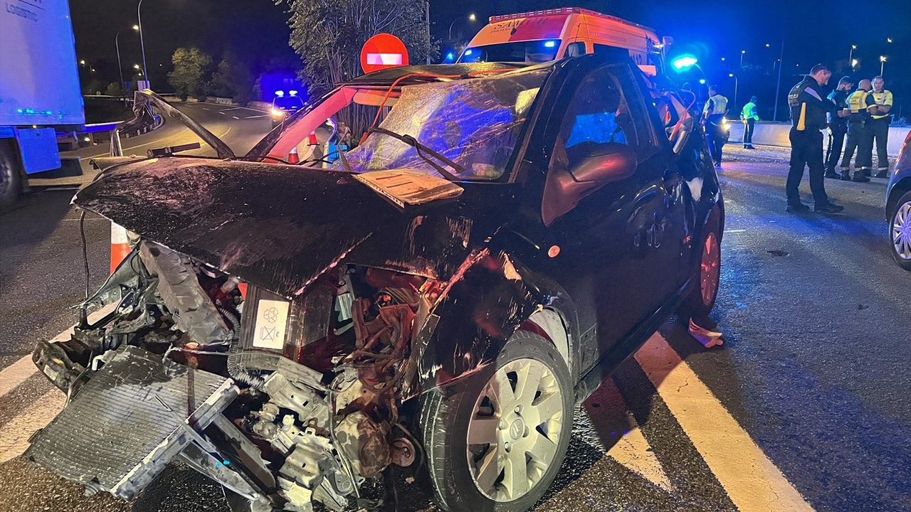 pierde el control del coche y arrolla a 2 jóvenes que esperaban al autobús en Madrid