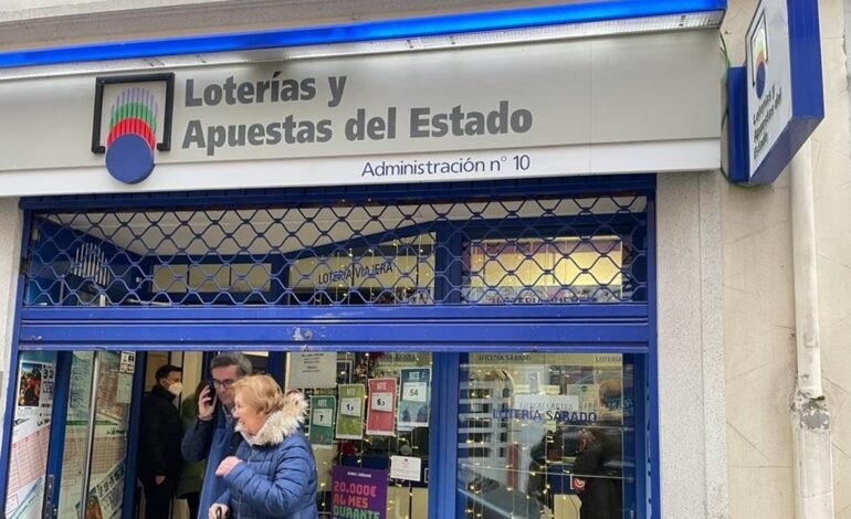 Colas en las administraciones de loterías de las localidades afectadas por la DANA en la Comunidad Valenciana