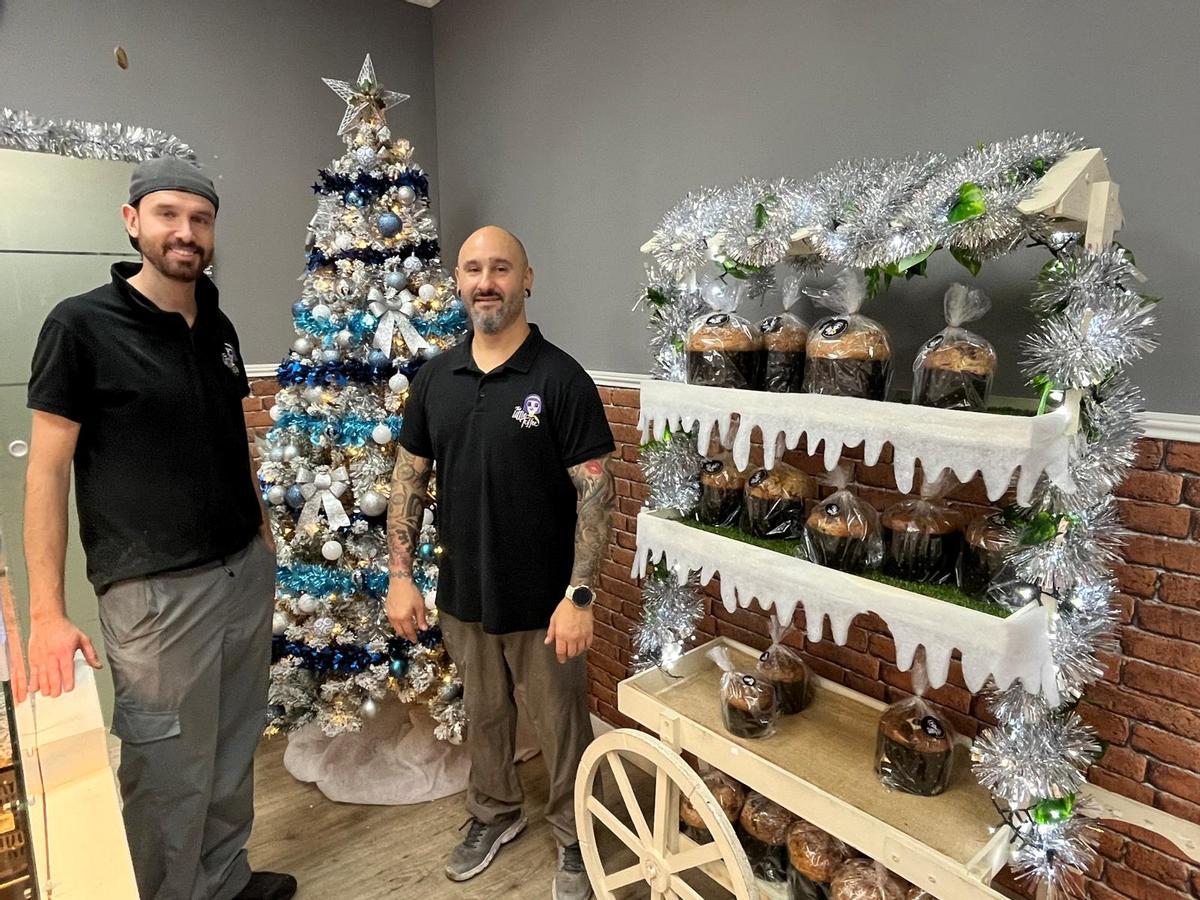 Por la izquierda, Gonzalo García y Alejandro Carmona, junto a la estantería repleta de panetones.