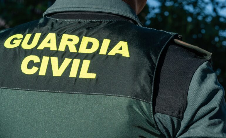 Un narco muerto y dos guardias civiles heridos al chocar una narcolancha y una patrullera en Sanlúcar de Barrameda