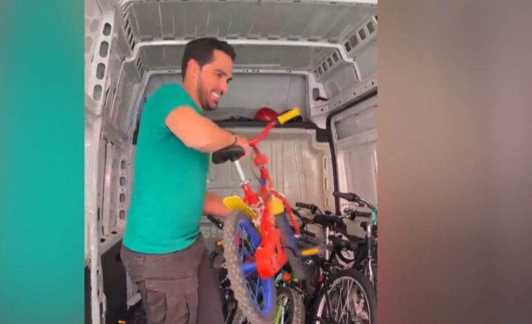 Alberto Contador llega a Valencia con un cargamento de más de cien bicicletas para ayudar tras la terrorífica DANA