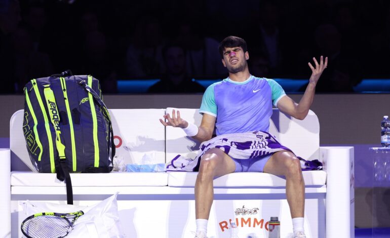 Alcaraz no puede con un soberbio Zverev y se acoge a un milagro para estar en semifinales de la Copa de Maestros