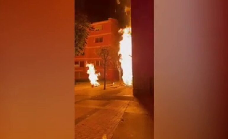 Un aparatoso incendio provocado por una fuga de gas obliga a desalojar dos edificios en Barakaldo