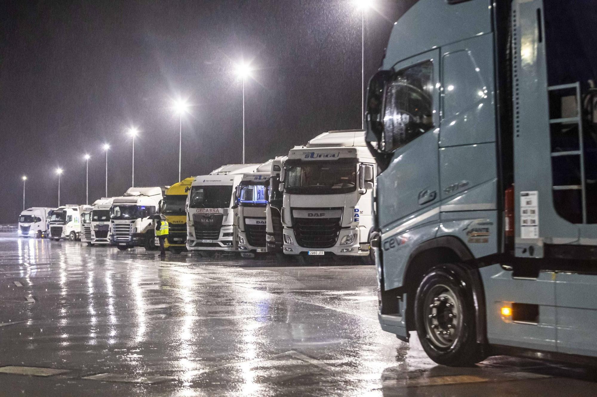 Así esperan los transportistas en Villallana (Lena) tras el cierre del puerto de Pajares al tráfico de camiones por la nieve