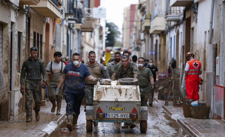 España: Málaga en alerta roja por lluvias; suben a 215 las víctimas mortales en Valencia