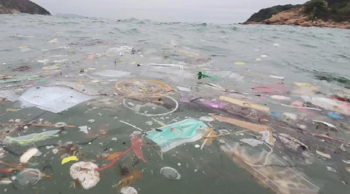 Basura plástica en una playa