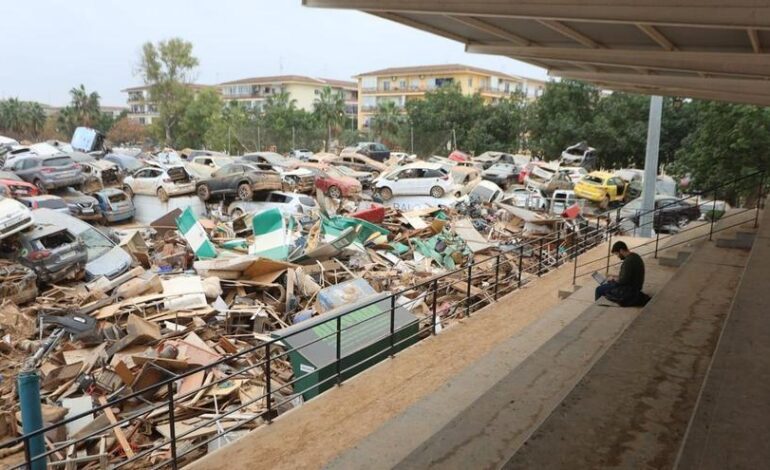 La impactante imagen de las montañas de coches en el campo de fútbol de Benetússer