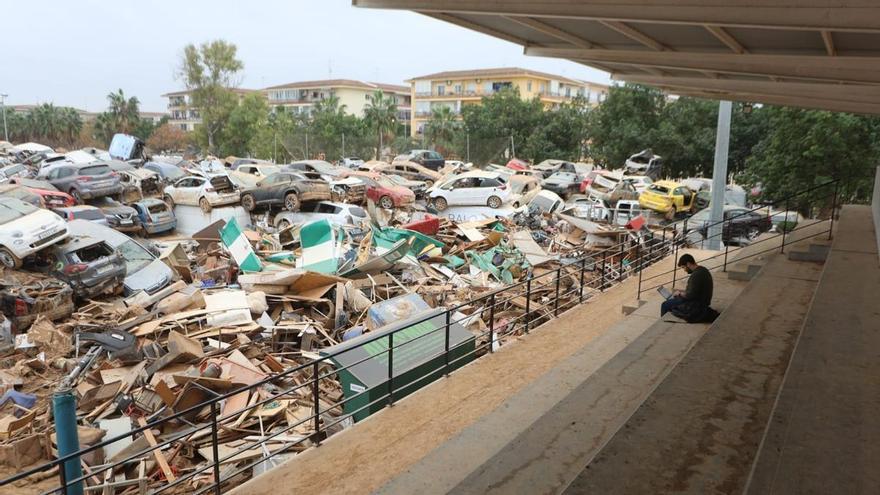 La impactante imagen de las montañas de coches en el campo de fútbol de Benetússer