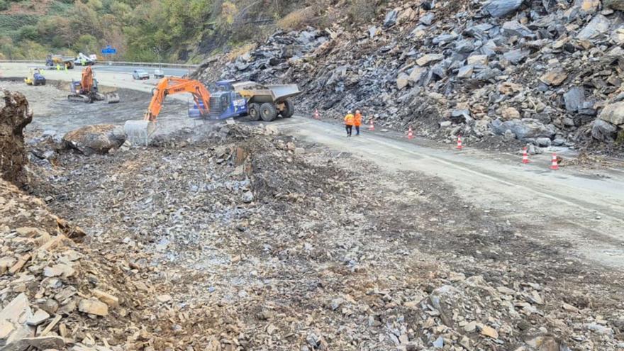 Ya comienzan a asfaltar en el Huerna y esta es la previsión para reabrir la autopista tras el «argayón»