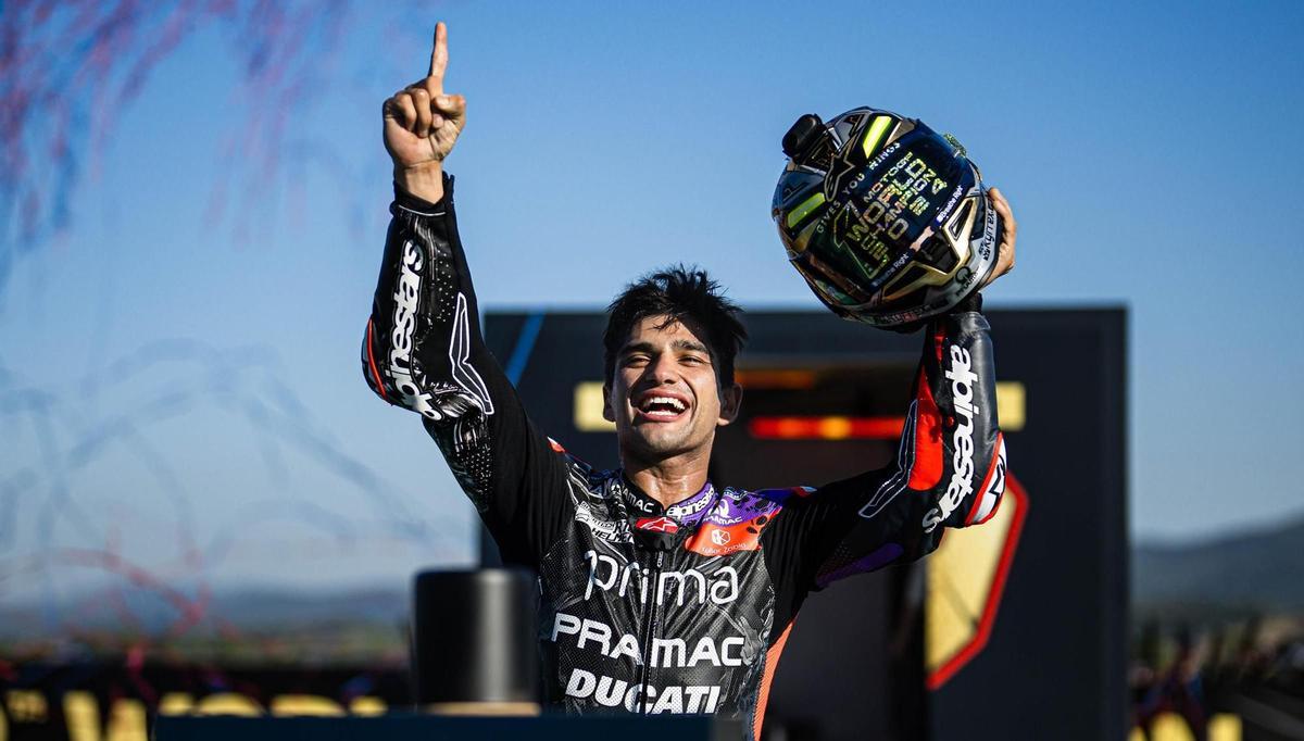 Jorge Martín frente al 'cubo Red Bull' de donde surgió él y la celebración del título.