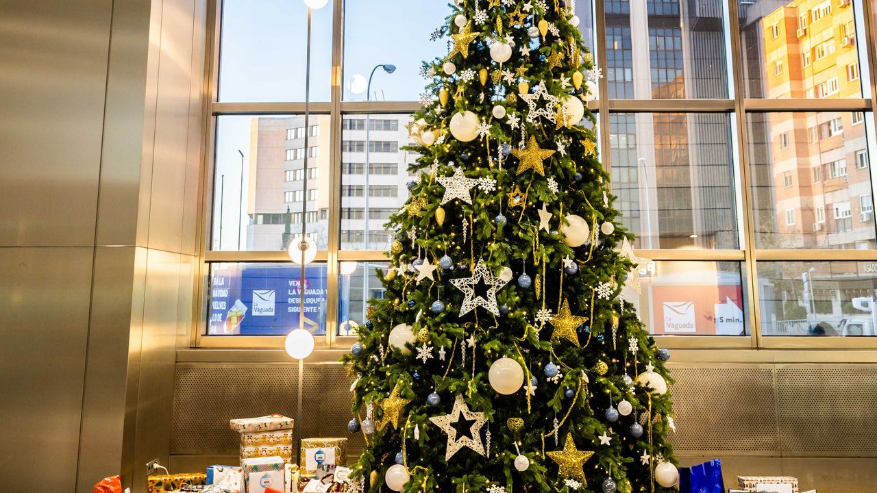 CaixaBank ilumina las Navidades con «El Árbol de los Sueños»