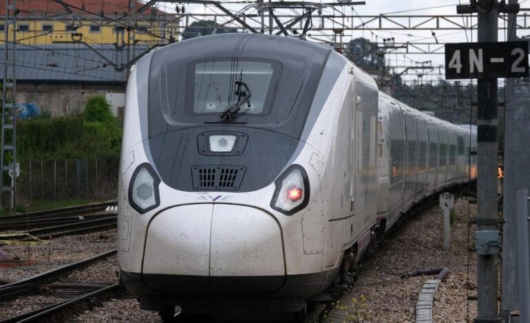 Dos fallecidos al colisionar un tren Alvia y un turismo en un paso a nivel en Husillos, Palencia