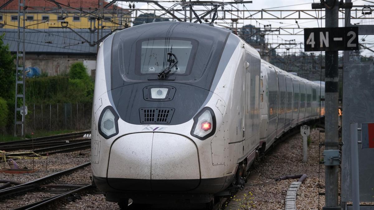 Dos fallecidos al colisionar un tren Alvia y un turismo en un paso a nivel en Husillos, Palencia