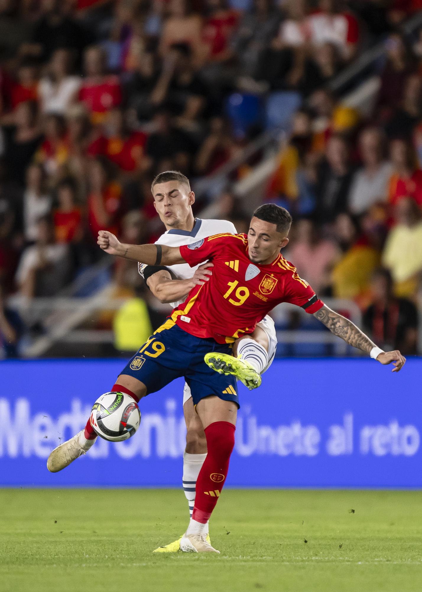 Santa Cruz (España), 18/11/2024.- el español Jeremy Pino, a la derecha, lucha por el balón con el suizo Miro Muheim, a la izquierda, durante el partido de fútbol de la Liga de las Naciones de la UEFA entre España y Suiza en Santa Cruz de Tenerife, España, 18 Noviembre de 2024. (España, Suiza) EFE/EPA/LAURENT GILLIERON