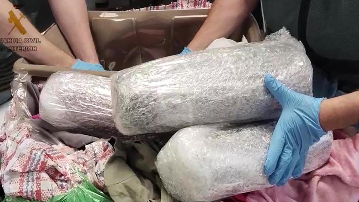 NARCOS BOLIVIA AEROPUERTO | Cae una importante red de narcos bolivianos: 15 kilos de MDMA en el aeropuerto de Madrid