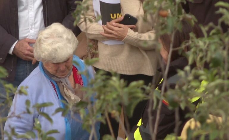 El llanto de una vecina de Cheste tras perder parte de su casa frente a Margarita Robles: «Por ahí salió todo»