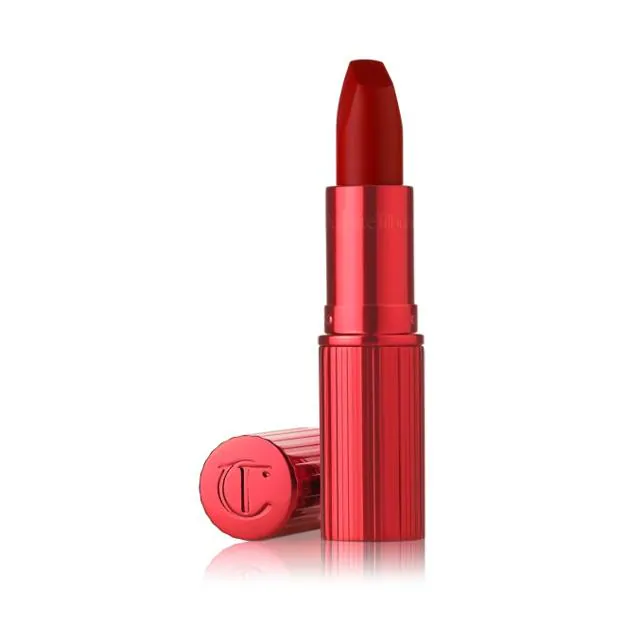 Labial rojo cinematográfico de Charlotte Tilbury.