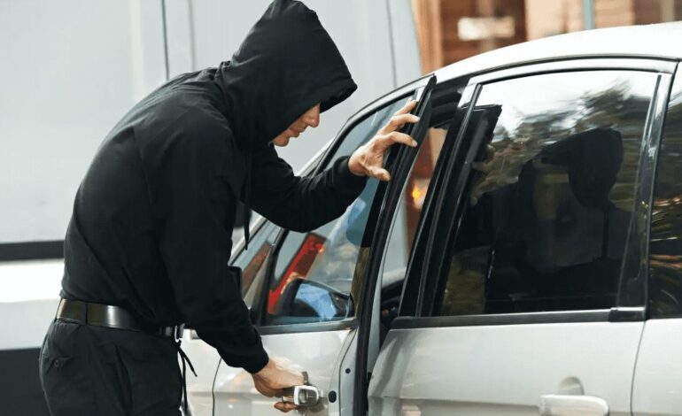 Le roban el coche dos veces y ahora tiene que pagar casi 5.000 euros al seguro