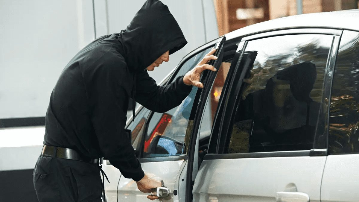 Le roban el coche dos veces y ahora tiene que pagar casi 5.000 euros al seguro