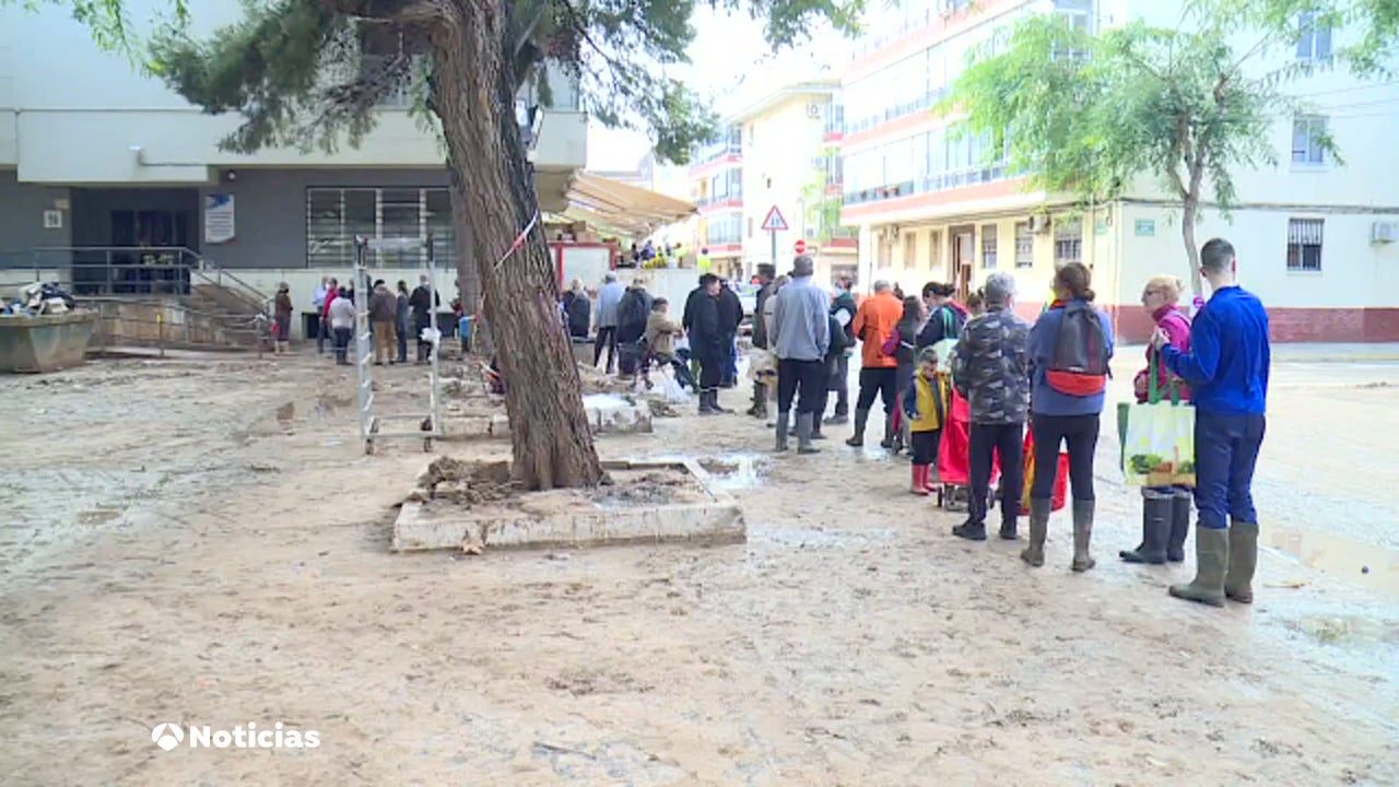 Colas para conseguir comida en Alfafar tras el abastecimiento de los supermercados por el paso de la DANA