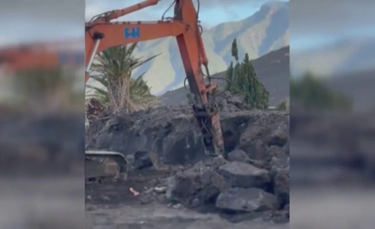 Comienzan la retirada de la lava que volvió a sepultar a los difuntos en el cementerio de Las Manchas