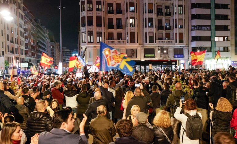 Centenares de personas se concentran en Valencia para exigir la dimisión de Carlos Mazón y Pedro Sánchez