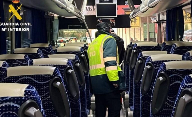 ¿En manos de quién están los niños? La Guardia Civil inmoviliza a un conductor de autobús por un motivo preocupante