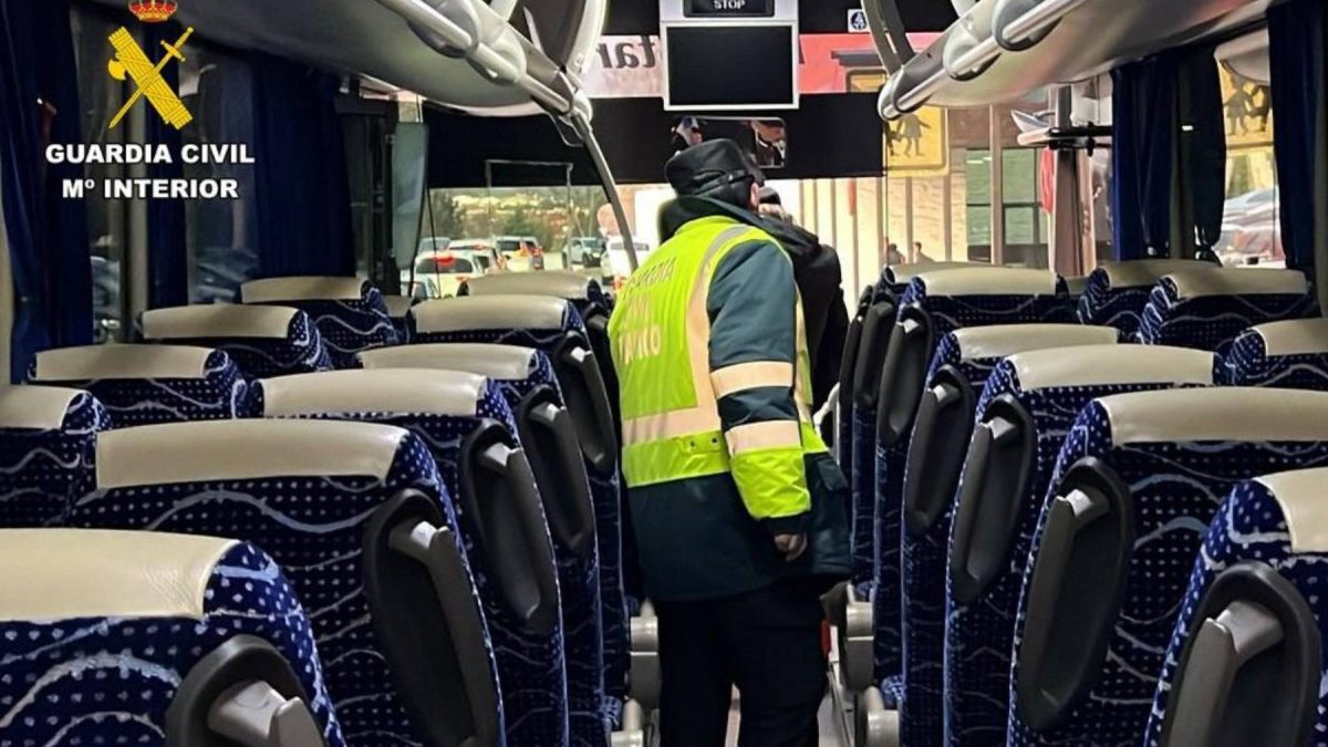 ¿En manos de quién están los niños? La Guardia Civil inmoviliza a un conductor de autobús por un motivo preocupante