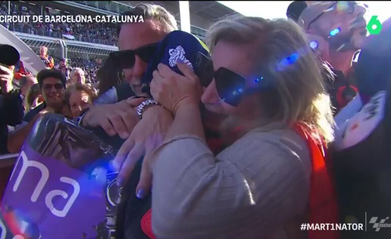 El conmovedor abrazo de Jorge Martín con su familia después de convertirse en campeón de MotoGP