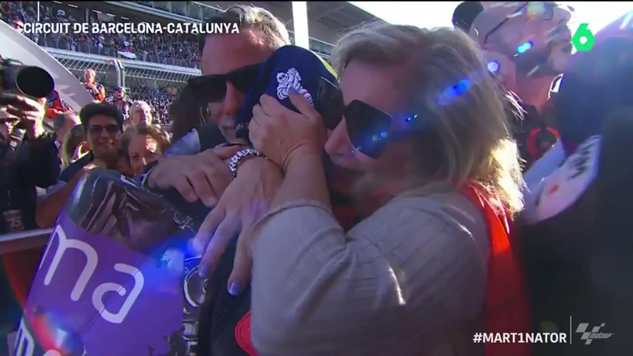 El conmovedor abrazo de Jorge Martín con su familia después de convertirse en campeón de MotoGP