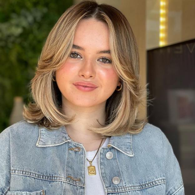 Influencer con corte de pelo estilo gatita de cara redonda