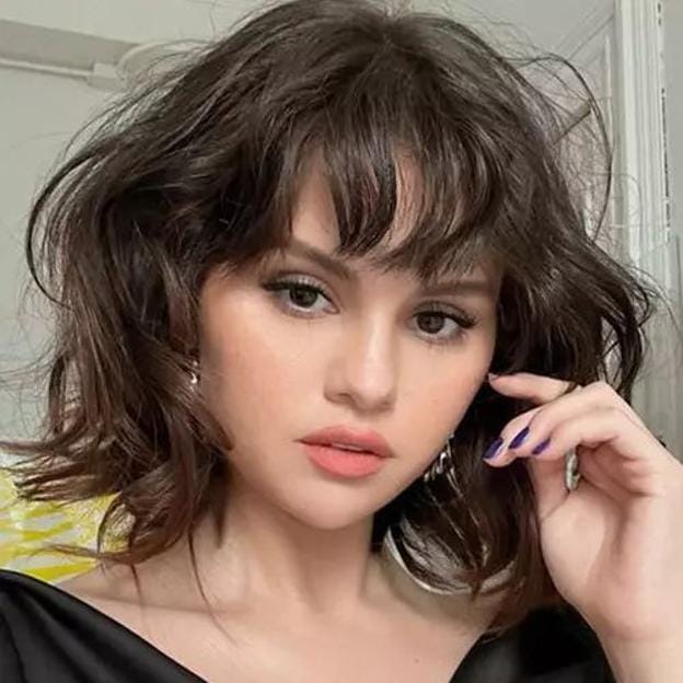 Selena Gómez con corte de pelo de lobo para cara redonda