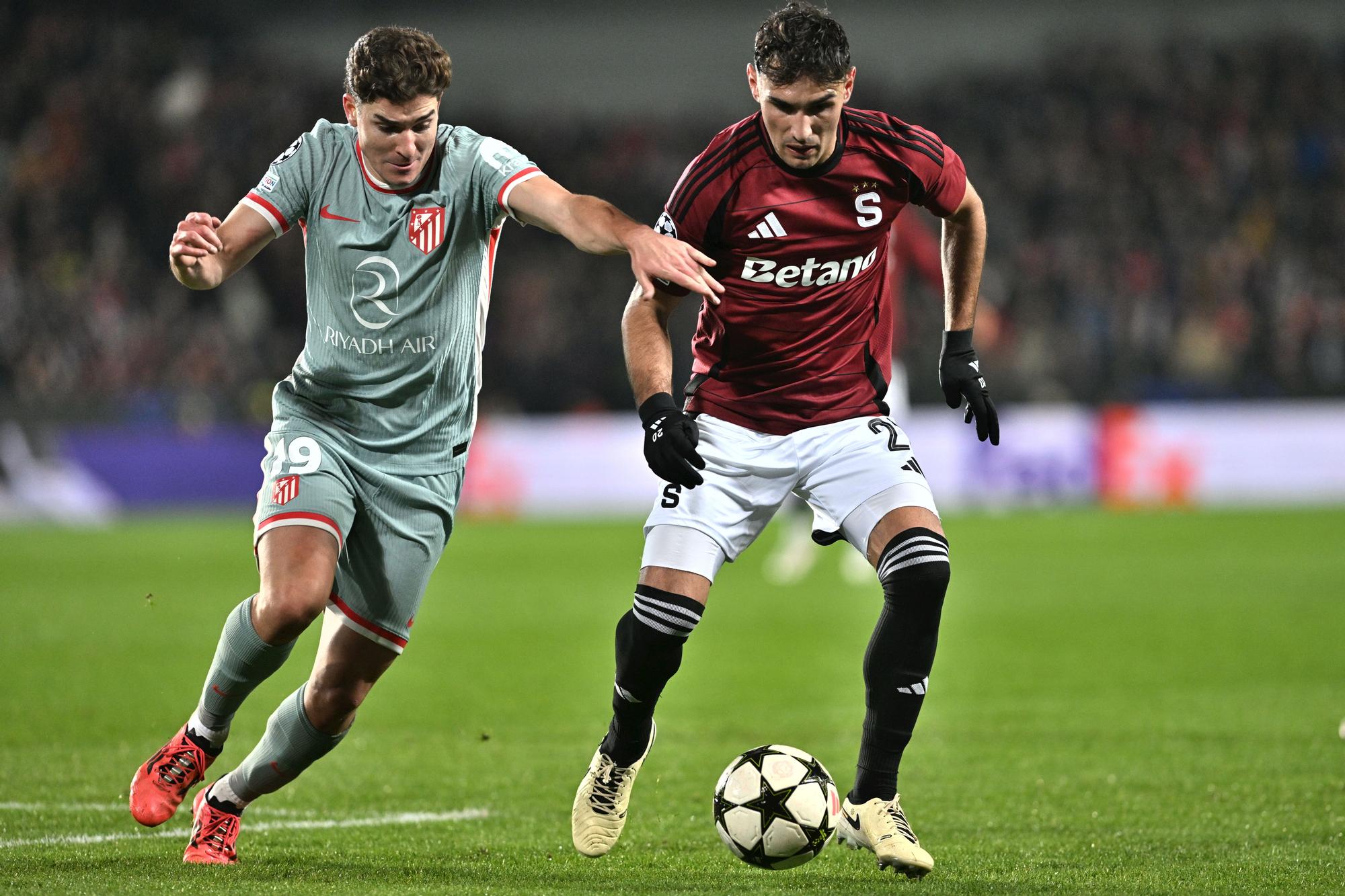 26 de noviembre de 2024, República Checa, Praga: Julian Alvarez (L) del Atlético de Madrid y Lukas Haraslin del Sparta batalan por el balón durante el partido de fútbol de la Liga de Campeones de la UEFA entre el AC Sparta Praga y el Atlético de Madrid en epet ARENA. Foto: Øíhová Michaela/CTK/dpa 26/11/2024 SÓLO PARA USO EN ESPAÑA. Øíhová Michaela/CTK/dpa;Deportes;fútbol;deportes;Liga de Campeones de la UEFA - AC Sparta Praga vs Atlético de Madrid;