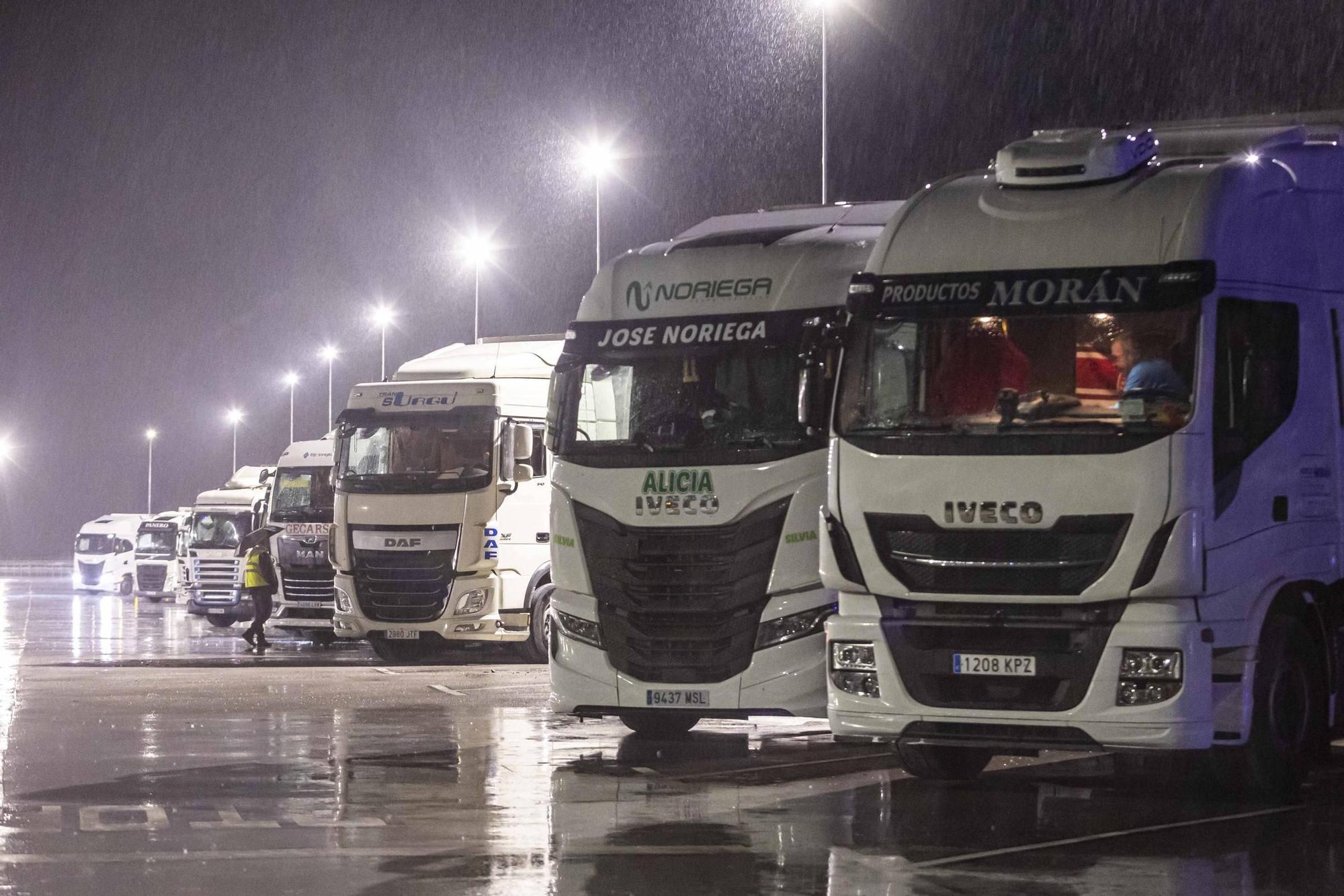 Así esperan los transportistas en Villallana (Lena) tras el cierre del puerto de Pajares al tráfico de camiones por la nieve