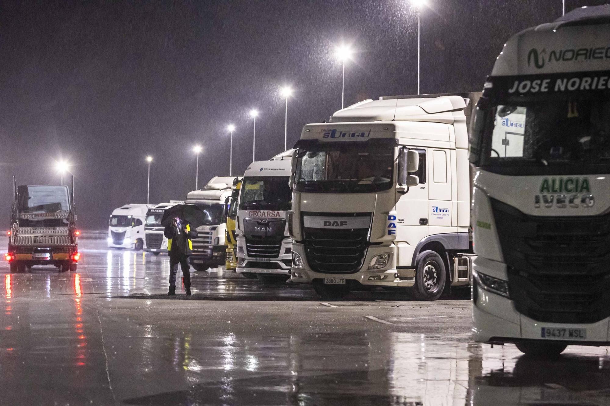 Así esperan los transportistas en Villallana (Lena) tras el cierre del puerto de Pajares al tráfico de camiones por la nieve